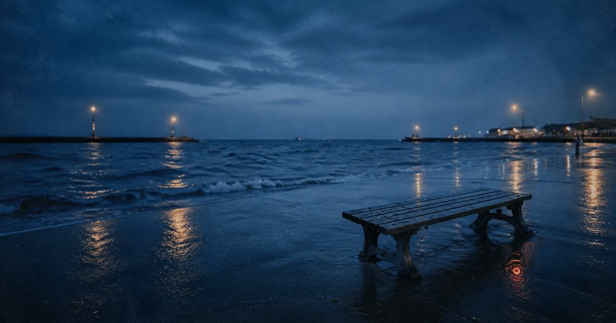 雨后蓝调时刻的海港，潮水漫过岸边，一张空长椅面对远处暖色灯火